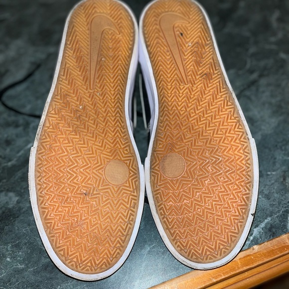 Nike shoes, low top - Picture 2 of 3